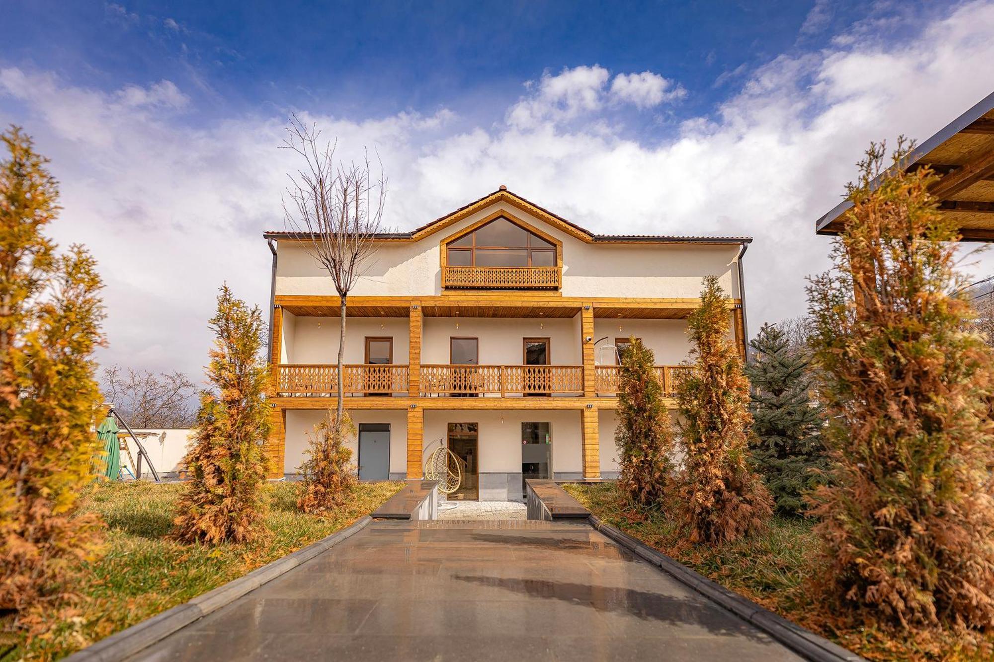 Taniqinn Dilijan Hotel Exterior photo